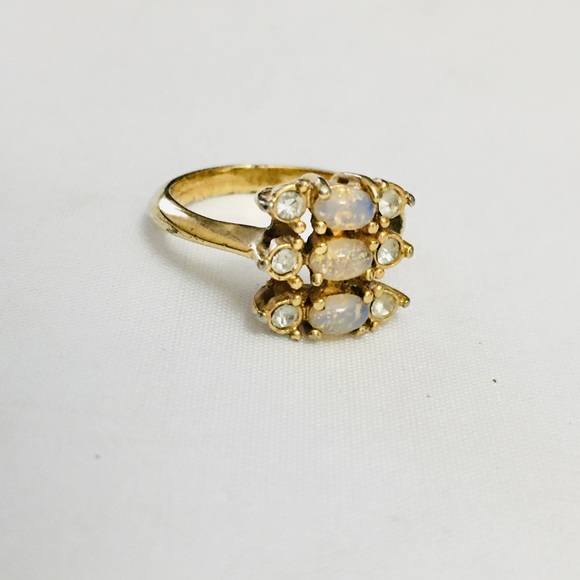 PRETTY Avon Faux Opal Ring - Picture 5 of 10